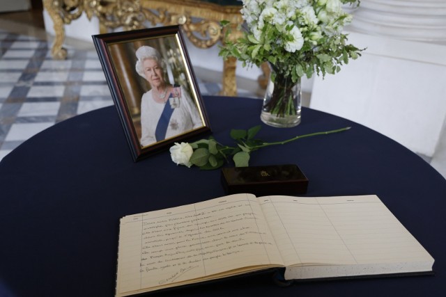 Po śmierci królowej Elżbiety II można się było wpisać do księgi kondolencyjnej