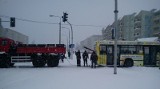 Autobus utknął w śniegu i zablokował ulicę