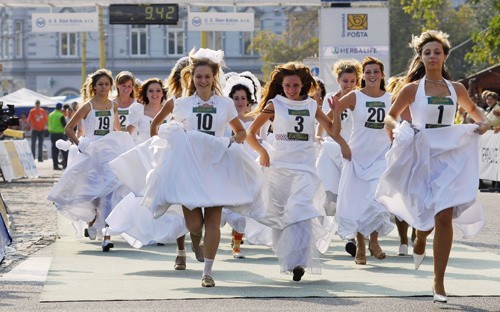 Bieg na 100 m kobiet w... sukniach ślubnych. Gdzie? W słowackich Koszycach, podczas 83 Maratonu Pokoju.
