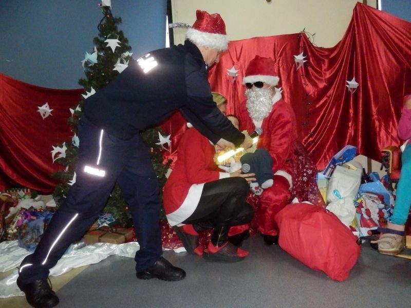 Staszowscy policjanci sprawdzili się w roli Mikołajów