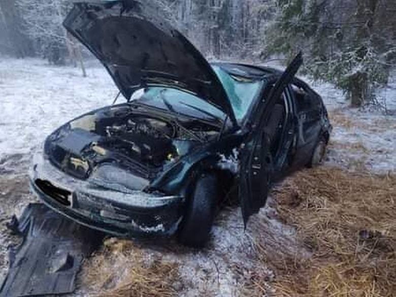 Zalesie. Wypadek na DK 65. BMW wpadło w poślizg i dachowało. Ranny kierowca [ZDJĘCIA]