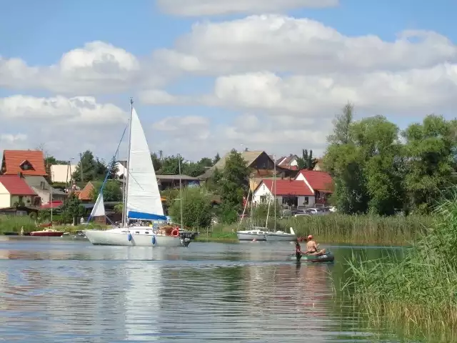 Piękne, piaszczyste plaże, czysta woda - to przepis na udany wypoczynek! Najczystsze w Polsce i zarazem największe w Wielkopolsce Jezioro Powidzkie przyciąga nie tylko okolicznych mieszkańców, ale i turystów z całego regionu. To idealne miejsce także dla amatorów sportów wodnych. Każdy znajdzie tu coś dla siebie. Zobacz zdjęcia --->