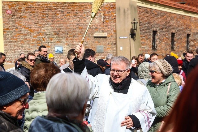 Poświęcenie pokarmów przyciąga do kościołów tłumy. Tutaj ks. Paweł Cembrowicz błogosławi pokarmy przed katedrą wrocławską.