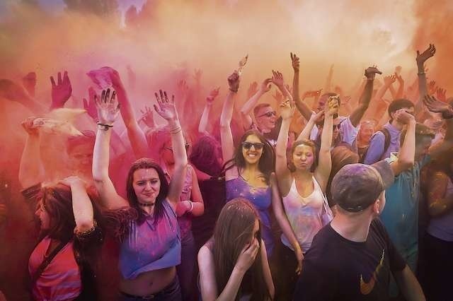Lato w niedzielę można powitać w radosnej burzy barwnych proszków holi. Color Festival Bydgoszcz na Otwieraczu 2016  (wyrzuty co godzinę od 15.00 do 22.00)