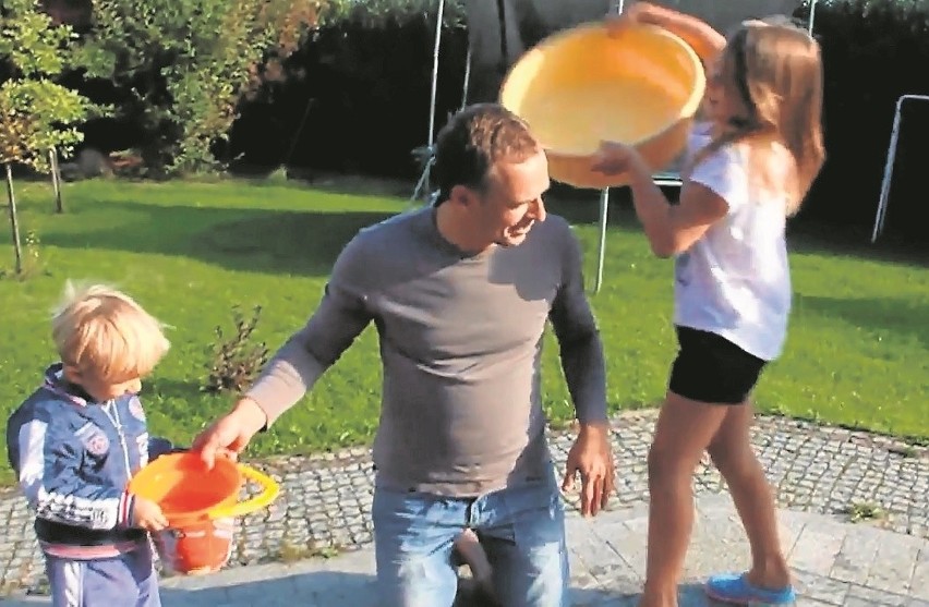 Ice Bucket Challenge: Politycy przelewają wodę i pieniądze. Kiedy akcja nie ma sensu? (FILMY)