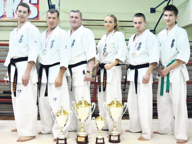 (od lewej stoją: Marcin Grochowski 1 Dan, Robert Solniczek 1 Dan, Sensei Andrzej Kłujszo 3 Dan, Agata Machcińska 1 Dan, Paweł Tomaszewicz 1 Dan, Michał Zadrożny 4 Kyu.