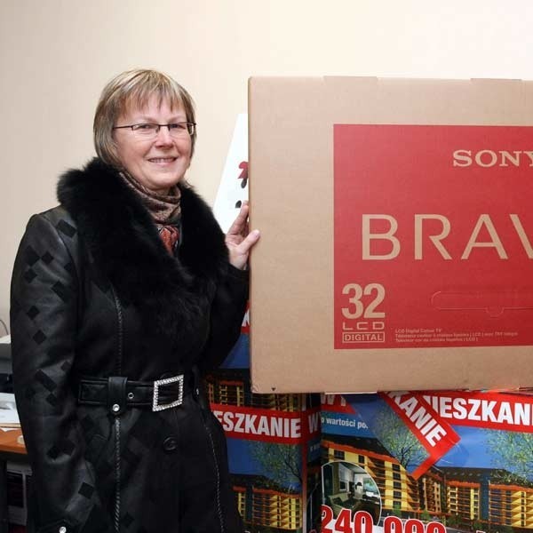 Pani Dorota Szewczyk zaprenumerowała Nowiny, by nie przegapić żadnego kuponu w naszej loterii. Wygrała telewizor!