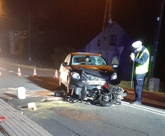 Zdaniem policjantów, winny wypadkowi jest 25-letni kierowca mercedesa.