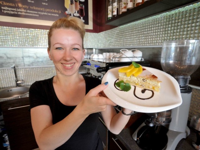 Sabina Bojda, barista z Cukierni i Kawiarni "Eliza&#8221;, znajdującej się przy ul. Mickiewicza w Rzeszowie prezentuje pysznego królewicza.