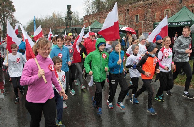 Z okazji Święta Niepodległości swoje bramy otworzyła grudziądzka cytadela. Mimo nie najlepszej pogody frekwencja dopisała, bo organizatorzy przygotowali mnóstwo atrakcji.Jedną z atrakcji był start Biegu Niepodległości