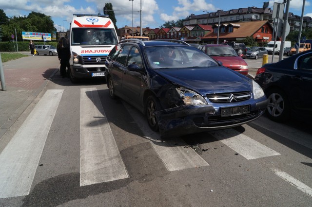 Na ul. Garncarskiej w Słupsku w poniedziałek po godz. 15 zderzyły się dwa samochody. - Jeden z kierowców wyjeżdżał z podwórka i uderzył w niego prawidłowo jadący ul. Garncarską samochód - mówi dyżurny słupskiej policji. Poszkodowana w wypadku kobieta trafiła do szpitala z urazem szyi. Obaj kierujący byli trzeźwi.