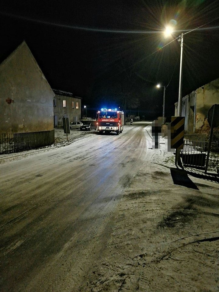 Lód na drogach, a piaskarek ani śladu. Auta spadały z jezdni [ZDJĘCIA]