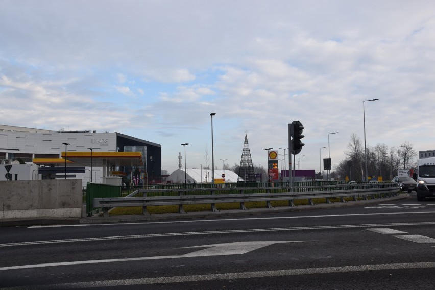 Przed centrum handlowym Libero Katowice stanęła już choinka,...