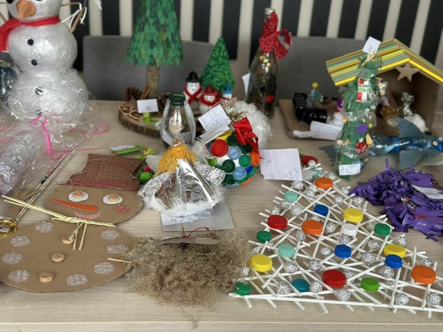 Prace w konkursie na świąteczną ozdobę recyklingową