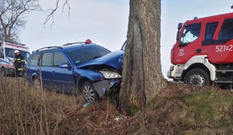 Dwa groźne wypadki w powiecie oleckim. Ford uderzył w drzewo, opel dachował na polu (zdjęcia) 