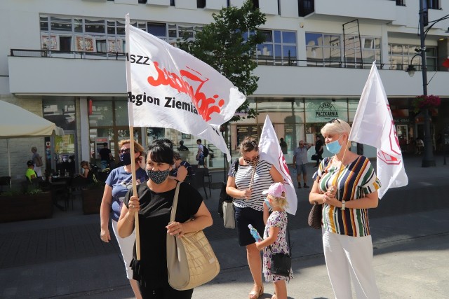 Urząd Miasta Łodzi przedstawił nową propozycję w związku ze sporem wokół wypowiedzenia układu zbiorowego, który reguluje zasady pracy niepedagogicznej kadry samorządowych szkół - w tym warunki premii do pensji. Ale według oświatowej "Solidarności", UMŁ zrobił to w taki sposób, że jej związkowcy poczuli się oburzeni. Spór wcale nie jest zażegnany.>>> Czytaj dalej na kolejnych slajdach >>>