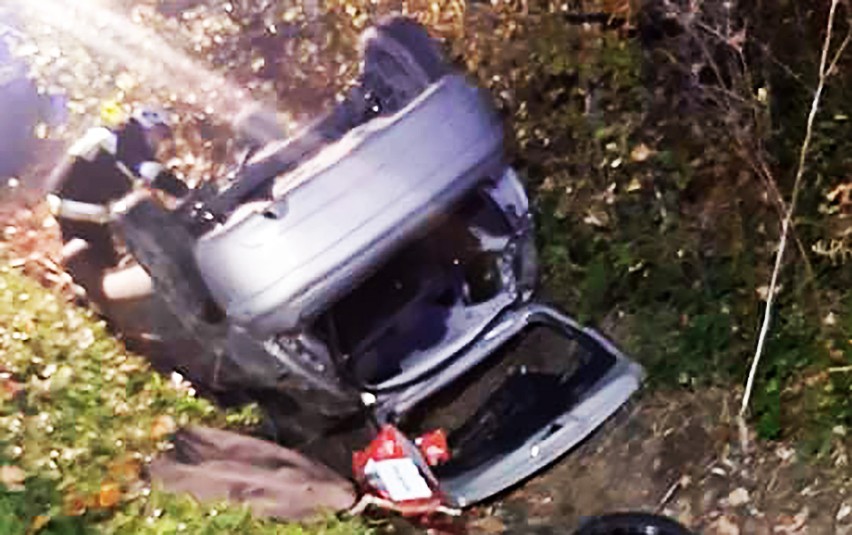 Nocny wypadek pod Nowym Sączem. Wywrócone auto w rowie. 19-latka w szpitalu