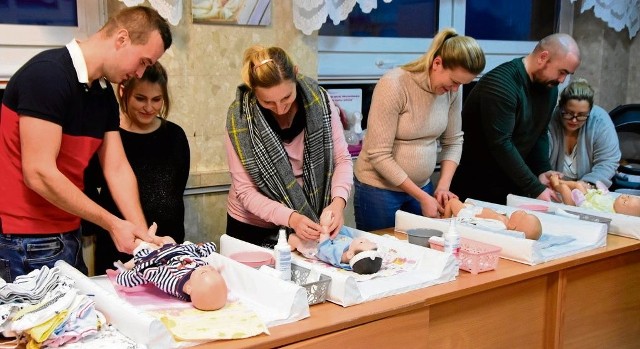 W programie przemyskiej szkoły rodzenia jest także opieka nad noworodkiem. W trakcie zajęć wykorzystywane są fantomy pielęgnacyjne niemowlęcia.