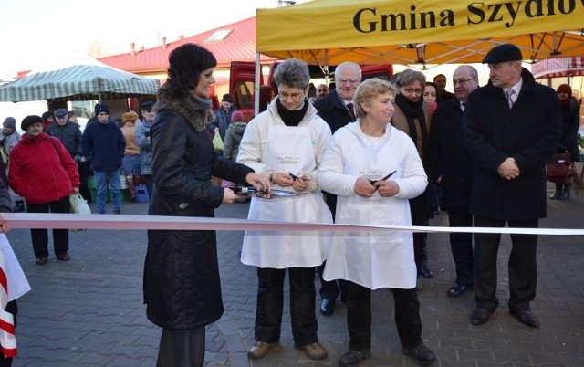 Wstęgę przecinały między innymi właścicielki stoisk handlowych na przebudowanym miejskim targowisku: Jolanta Urbańska i Bożena Turek.