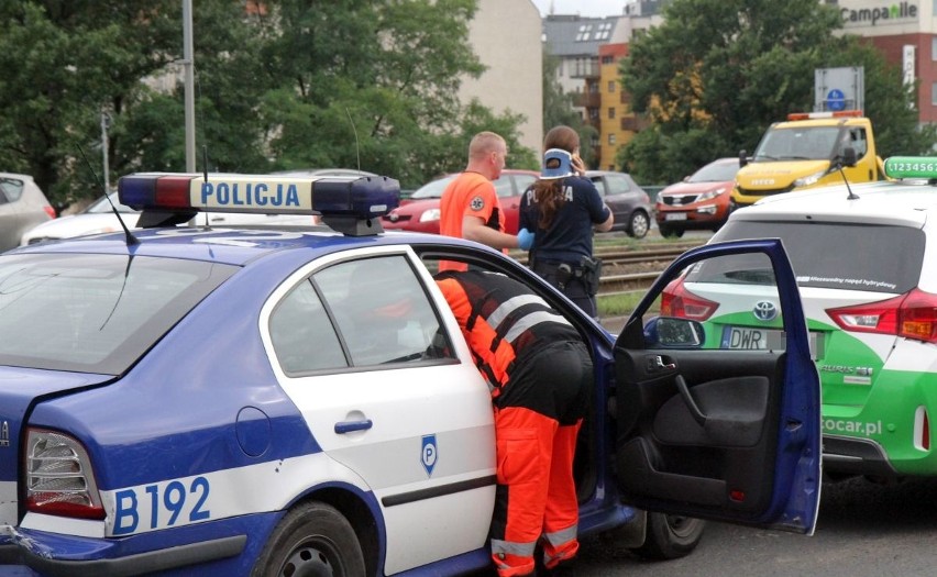 Wypadek na mostach Mieszczańskich. Zderzyły się 4 auta - w tym radiowóz