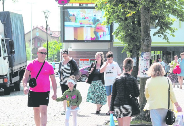 Na przejściu dla pieszych w okolicy sklepu Biedronka w Mielnie ruch jest tak duży, że kierowcy muszą niemal przeciskać się między pieszymi, by przejechać dalej. Tu właśnie zaczyna się korek.