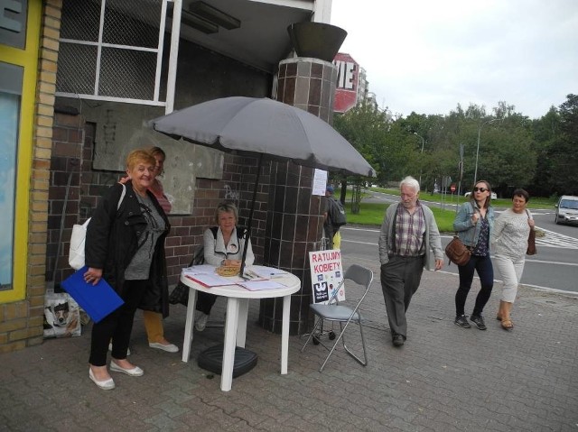 Zbiórkę podpisów pod projektem ustawy o prawach kobiet i świadomym rodzicielstwie Ratujmy Kobiety 2017 rozpoczęto w Stargardzie w sierpniu br. w centrum miasta.