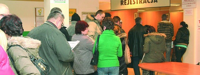 Wczoraj w urzędzie pracy w Bydgoszczy rejestrujący się jako bezrobotni stali w kolejce. Z drugiej strony pracodawcy twierdzą, że szukają pracowników