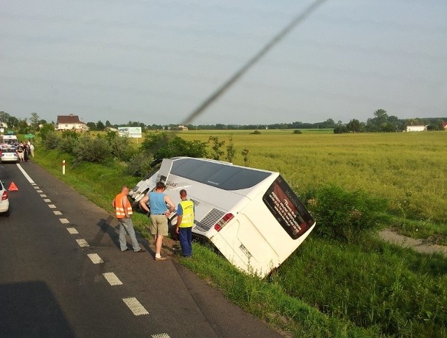 W miejscowości Zębówiec auto osobowe zderzyło się z autobusem. Ranne zostały dwie osoby