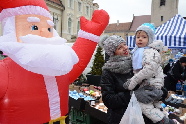 W niedzielę, 16 grudnia, na Placu Słowiańskim przy Urzędzie Miasta w Żaganiu zorganizowano tradycyjny Jarmark Bożonarodzeniowy połączony z Miejską Wigilią.Już od wczesnych godzin porannych wokół charakterystycznej fontanny w centrum miasta swoje stoiska rozkładali kupcy. Nie brakowało świątecznych ozdób, żywych i sztucznych choinek, smakowitych wędlin, miodów, ciast z domowego wypieku, czy góralskich oscypków, które popić można było aromatycznym grzańcem. Obok stricte handlowej oferty znalazły się również stoiska organizacji pozarządowych czy placówek oświatowych zbierających środki na cele charytatywne. Od godzin przedpołudniowych mieszkańców Żagania wciąż przybywało, a punktualnie o godzinie 12:00 rozpoczął się koncert na scenie przygotowanej przez Centrum Kultury w Żaganiu. Jako pierwsza wystąpiła uczennica Ośrodka Szkolno–Wychowawczego w Żaganiu, stypendystka Marszałka Województwa Lubuskiego – Marlena Sawicka. W koncercie trwającym do godziny 18-tej na jarmarkowej scenie prezentowali się jeszcze: Sekcja Wokalna Centrum Kultury, Zespól Górali Czadeckich, Krystyna Maciejewicz, Soliści Klubu Czarnej Dywizji, Orkiestra Wojskowa 11 LDKPanc. w Żaganiu. Wszyscy wykonawcy prezentowali oczywiście repertuar związany z nadchodzącym Bożym Narodzeniem.Tuż po godzinie 16.00 na placu pojawił się burmistrz - Pan Andrzej Katarzyniec ze swoim zastępcą Sebastianem Kuleszą oraz dużą grupą Radnych Miejskich. Nie zabrakło również przedstawicieli kościoła z trzech żagańskich parafii, którzy wspólnie z parą burmistrzów przemówili do już wówczas tłumu mieszkańców zgromadzonych pod niewielką sceną. Po części oficjalnej włodarze miasta dzielili się opłatkiem z mieszkańcami życząc im Wesołych Świąt i zapraszając jednocześnie do wigilijnego stołu.Obok burmistrza i rady miasta w organizację wydarzenia włączyli się: Centrum Kultury, Spółka Pałac Książęcy oraz  11. Lubuska Dywizja Kawalerii Pancernej w Żaganiu.Zobacz też: Miejska wigilia w Zielonej Górze 2018