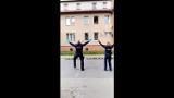 Policjanci z Nowego Dworu Gdańskiego zatańczyli pod oknami dzieci. Teraz są hitem internetu [zdjęcia, wideo]