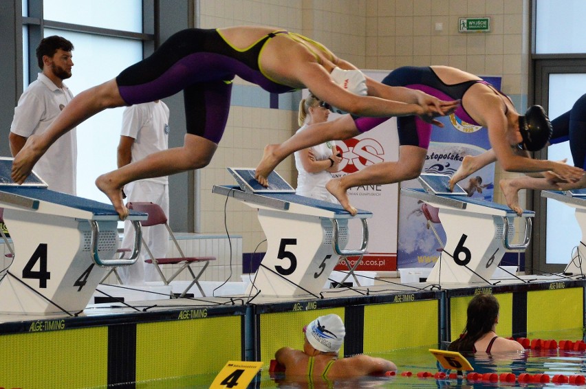 Pływanie. Pierwsze medale Unii Oświęcim na otwarcie mistrzostw Polski 15-latków [ZDJĘCIA]