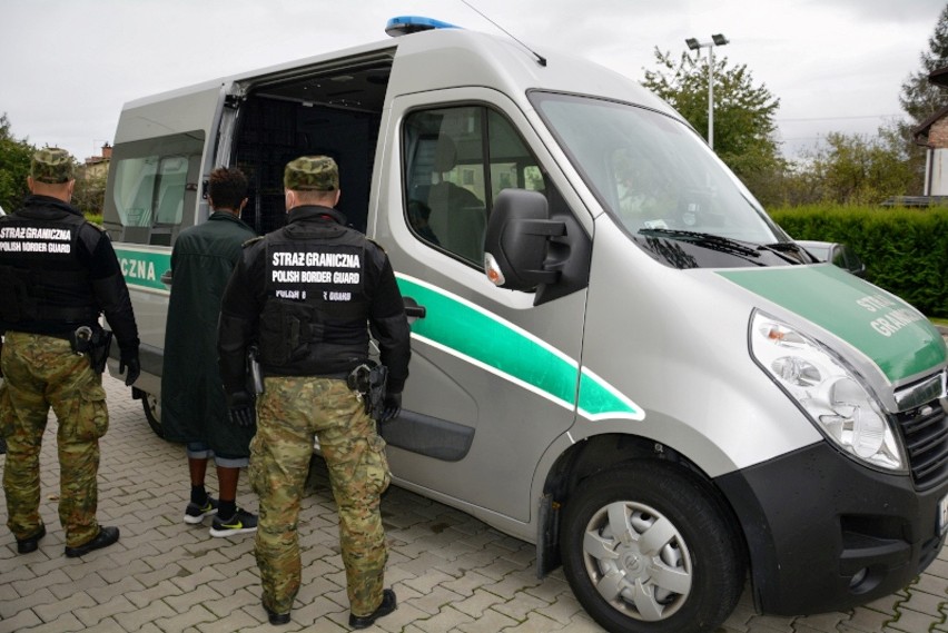 8-latek z Erytrei ukrył się pod naczepą tira w Rumunii i w...