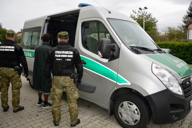 8-latek z Erytrei ukrył się pod naczepą tira w Rumunii i w ten sposób dotarł do Polski