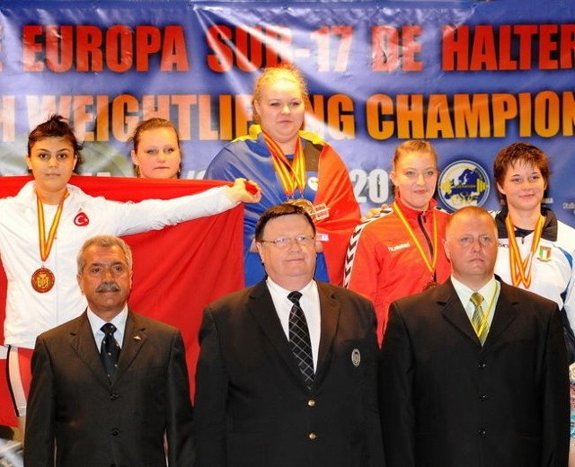 Anna Krystman (druga od prawej) zdobyła brąz za podrzucenie 99 kg sztangi.