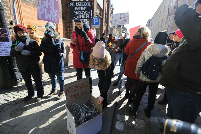 Toruń dołączył do Ogólnopolskiego Strajku Kobiet. W niedzielę (18.03) pod siedzibą Kurii Diecezjalnej odbyła się manifestacja pod hasłem "Słowo Na Niedzielę - Wieszak dla Biskupa". Uczestnicy manifestacji zebrali się, aby powiedzieć, co myślą o biskupach żądających wprowadzenia w Polsce całkowitego zakazu aborcji i politykach prawicy, którzy się temu żądaniu podporządkowują. Zobacz także: Ile jeszcze postoją bloki z PRL? Sprawdź! [RAPORT]Polecamy: Jak z twoimi manierami? Sprawdź, czy wiesz jak się zachować [QUIZ]