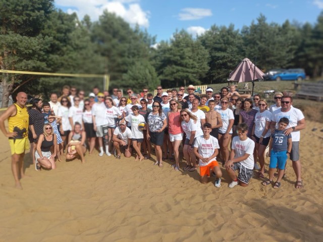 Pamiątkowe zdjęcie uczestników i kibiców turnieju siatkówki plażowej w Łowyniu pod hasłem "Piotruś - mistrz jest tylko jeden"