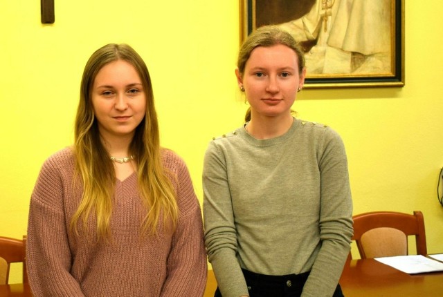 Niżańskie licealistki, Justyna Piędel z klasy 2c oraz Joanna Ciak z klasy 3c
