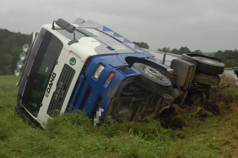 Wypadek pod Mietkowem. Przewrócił się tir (ZDJĘCIA)