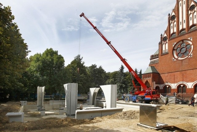 Na budowę fontanny przeznaczono ponad 2 mln zł. Miała być już ukończona, niestety zamiast bramy wodnej na placu Zwycięstwa wciąż widać plac budowy.