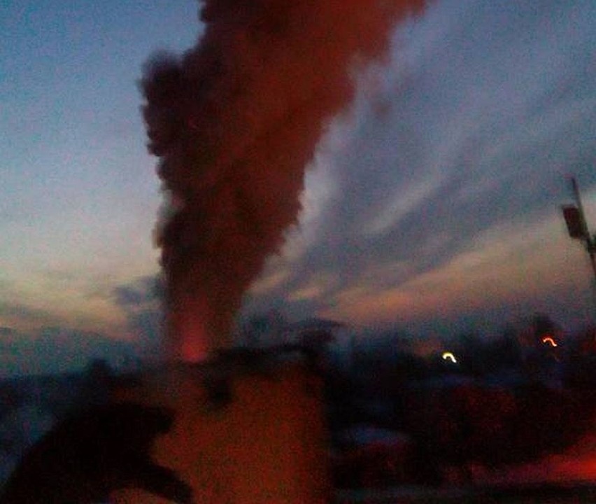 Pożar w Kazanowie. Zapaliły się sadze w kominie budynku Urzędu Gminy. Było bardzo duże zadymienie, ewakuowano też mieszkańców kilku lokali