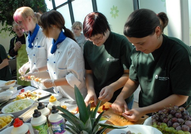 Marlena Paprzycka (od prawej), Marta Wawrzyniak Alina Pazina,  Stephanie Kersten przygotowują szaszłyki owocowe