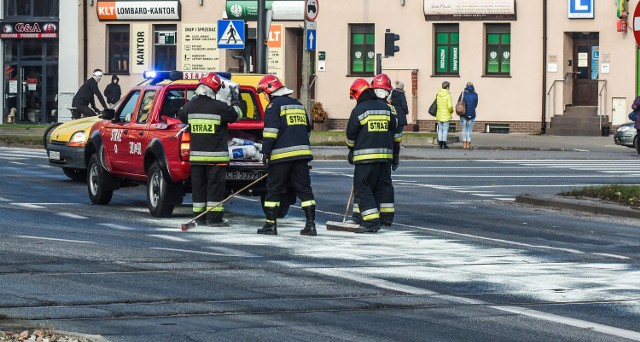 Ciężarówka zgubiła spory zapas oleju. Ciemną strużkę płynu, ciągnącą się od placu Poznańskiego do ronda Grunwaldzkiego, wypatrzył patrol bydgoskich municypalnych. Mundurowi pojechali jej śladem i dotarli do zaparkowanego na poboczu pojazdu.