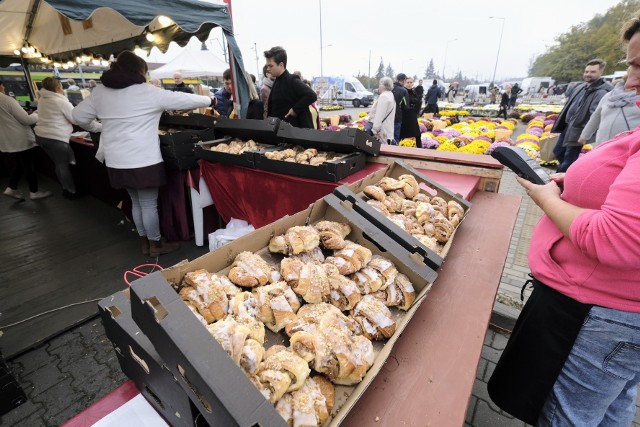 Poznaniacy chętnie korzystają z oferty gastronomicznej przy cmentarzach.Zbiórka kibiców Lecha Poznań na renowację grobów Powstańców Wielkopolskich