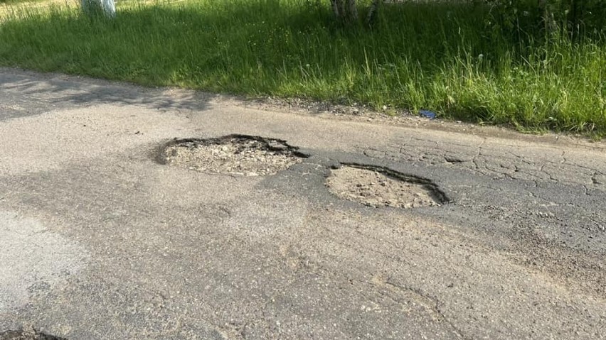 Zły stan drogi powiatowej na odcinku Wola Pieczyska - Pieczyska, w gminie Chynów. Mieszkańcy skarżą się na dziury 