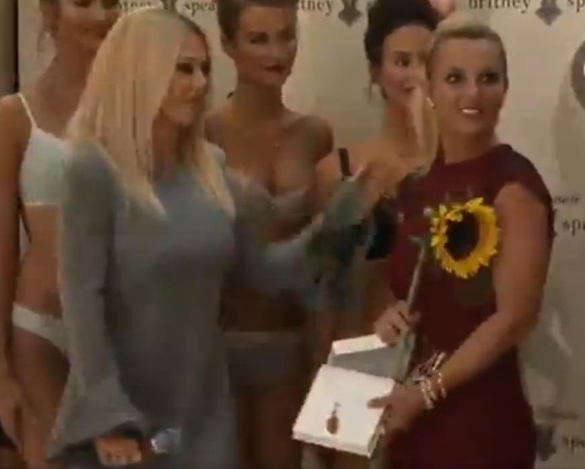 Doda ściska Britney Spears i daje jej prezent. Jaki?