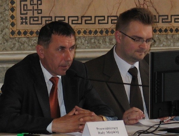 Od prawej Rafał Oleszek, przewodniczący Rady Miejskiej w Przemyślu i Janusz Zapotocki, wiceprzewodniczący.