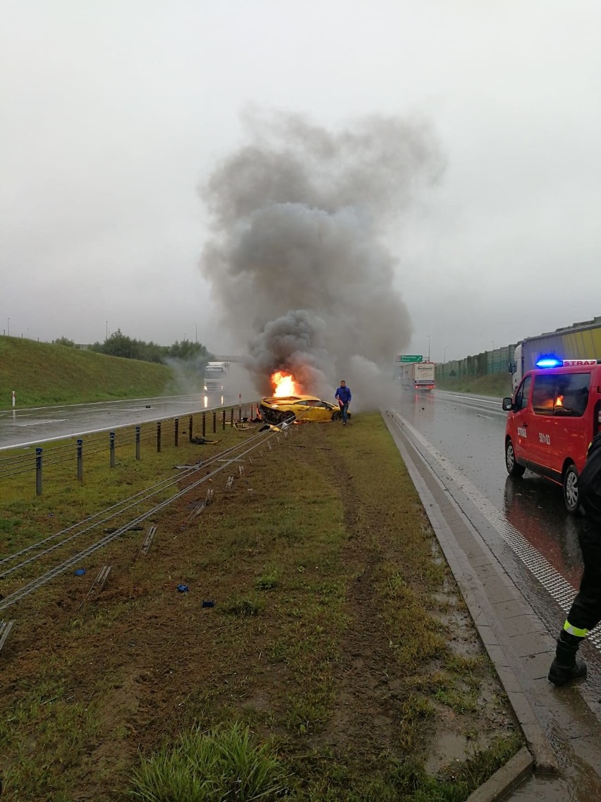 Luksusowe lamborghini stanęło w płomieniach na A1 [zdjęcia]