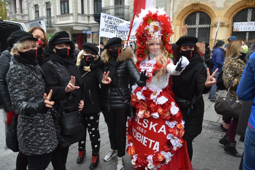 Strajk Kobiet w Łodzi. Protestujący przemaszerowali ul. Piotrkowską ZDJĘCIA, FILM