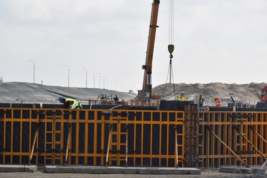 Żelazny Most - rozbudowa zbiornika trwa