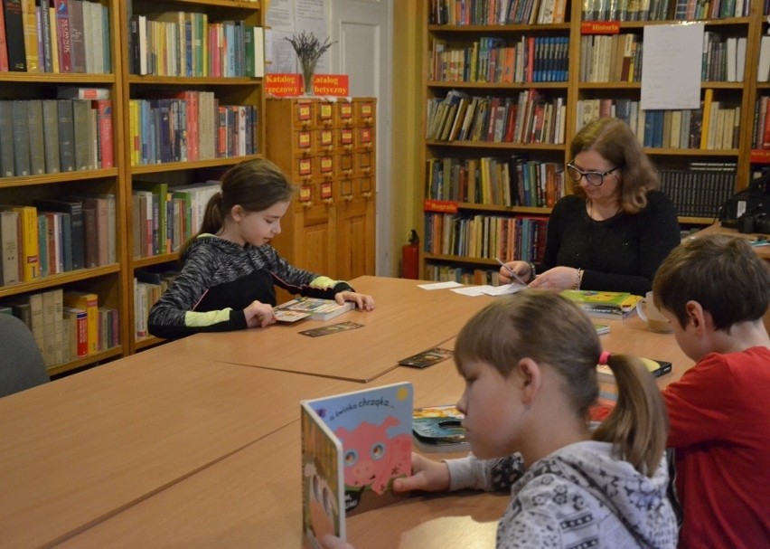 Lipnowska biblioteka zaprosiła do siebie dzieci, bo ferie wypada spędzać z książką! [zdjęcia]